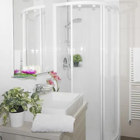 Piantini Sleeps 3 Pool * Meina