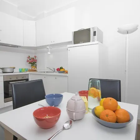Piantini Sleeps 3 Pool Appartement *